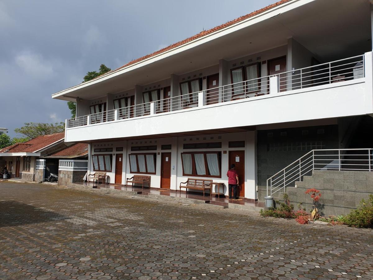 Yehezkiel Hotel Lembang Mitra Reddoorz Eksteriør bilde